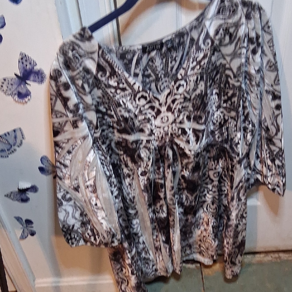 Black and White Graphic Flutter Sleeve Blouse
